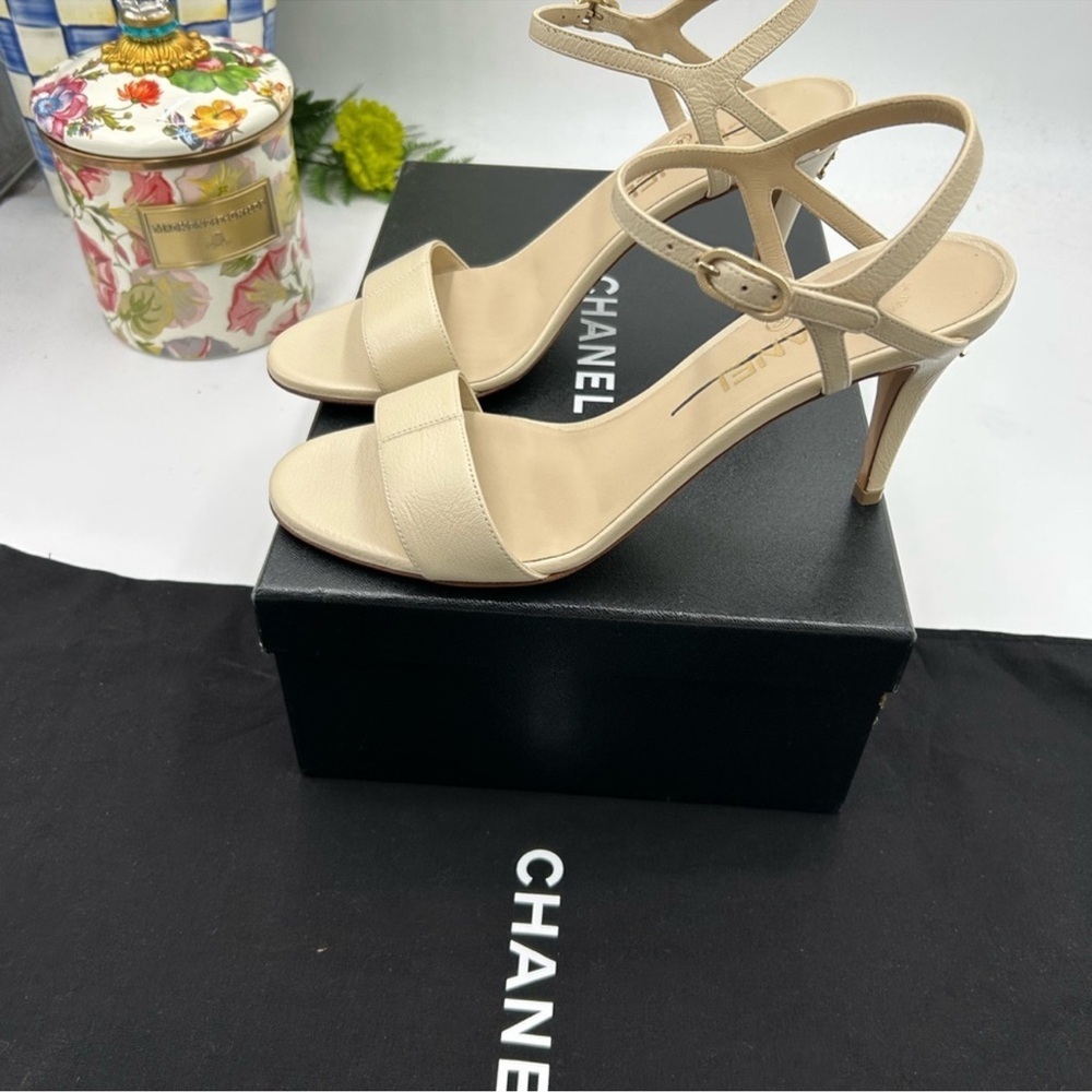 Women’s Chanel ivory leather stray sandals size 38.5 made in Italy - Picture 5 of 14